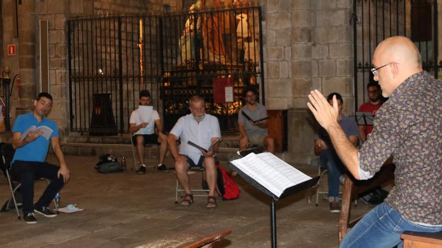 Pla conjunt de l&#039;asaig general del Cor Francesc Valls a l&#039;esglèsia de Santa Maria del Pi de Barcelona. Imatge del 12 de setembre del 2020