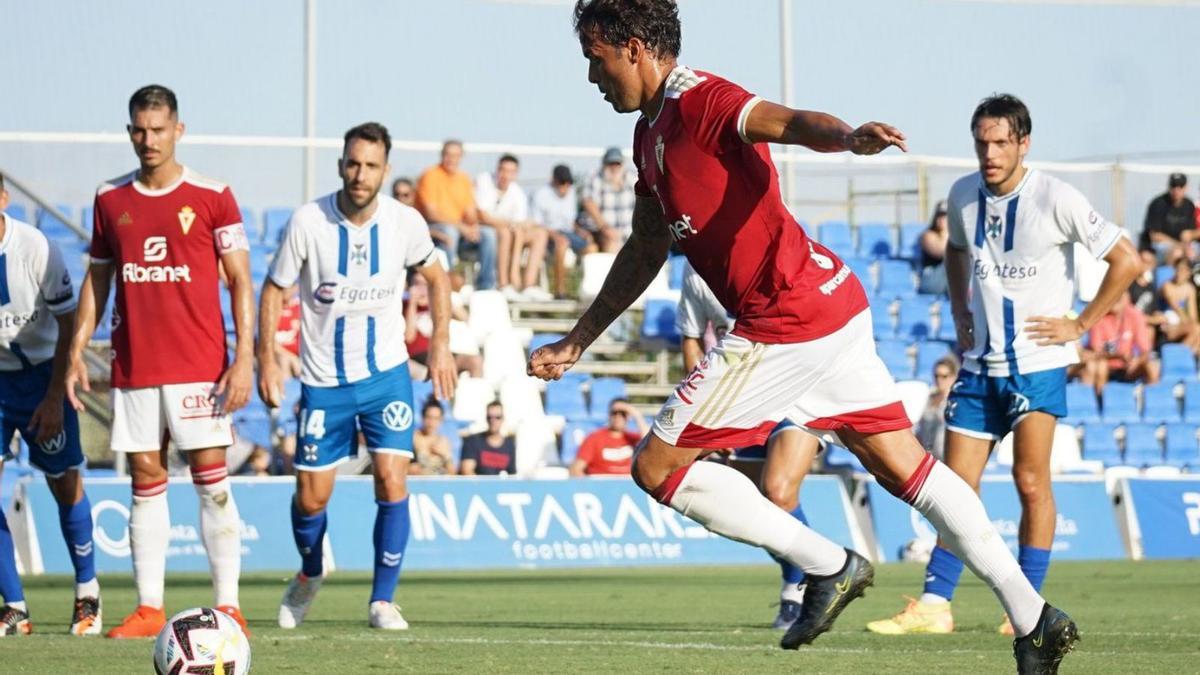 Pedro León, en el momento que lanza el penalti que pone el 1-0 en el marcador. | PRENSA REAL MURCIA