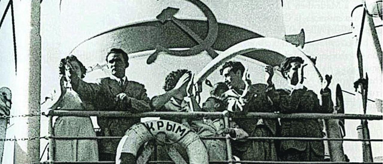 Un grupo de retornados en la cubierta del barco que les condujo a Valencia en 1956. La foto está incluida en el libro &quot;Los niños de Rusia&quot;.