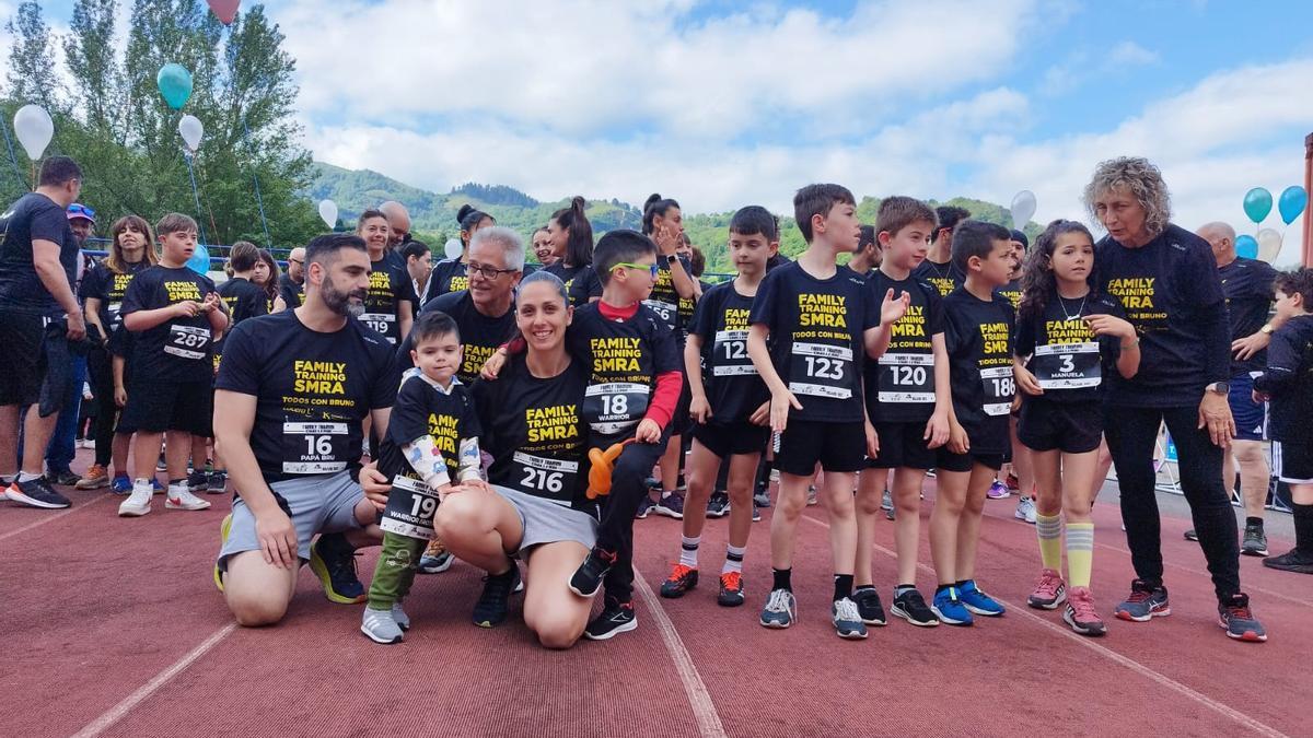 Bruno, con el dorsal 18, acompañado de su familia, antes de la salida de la carrera