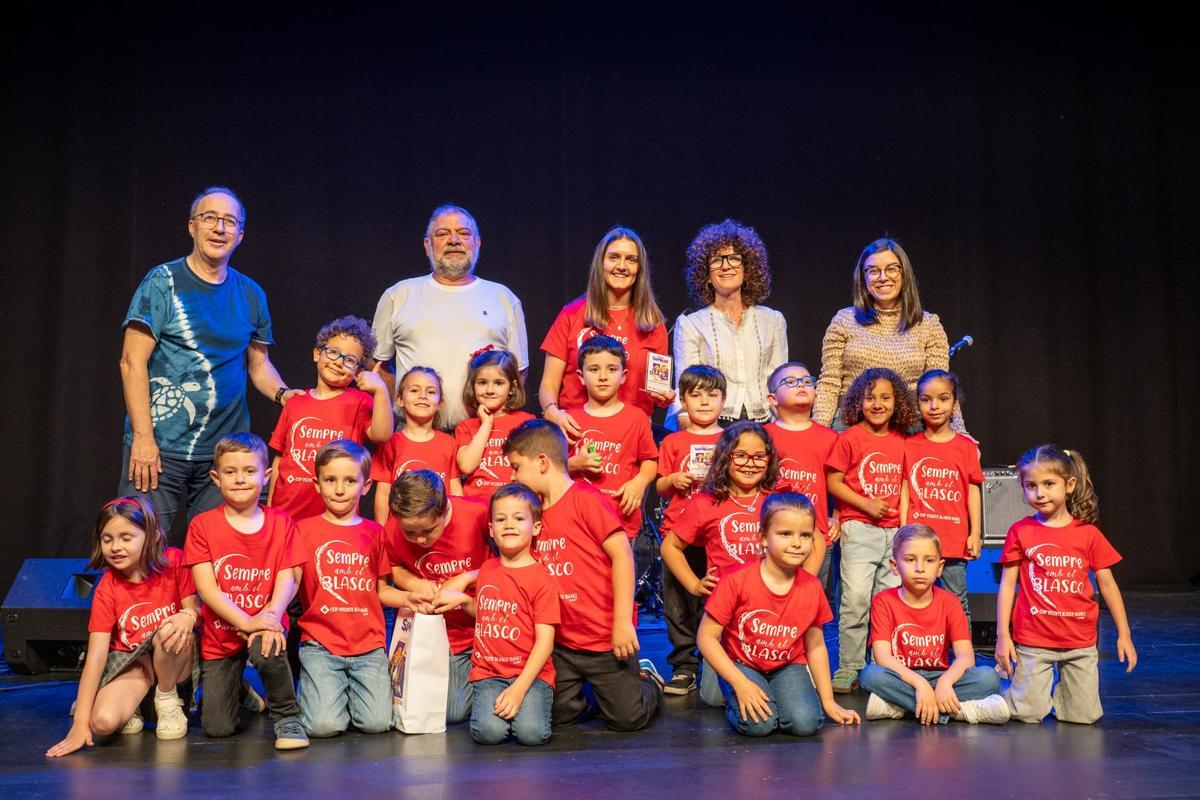 Alumnado y docentes del CEIP Blasco Ibáñez de Alginet en el moento de recoger el premio.
