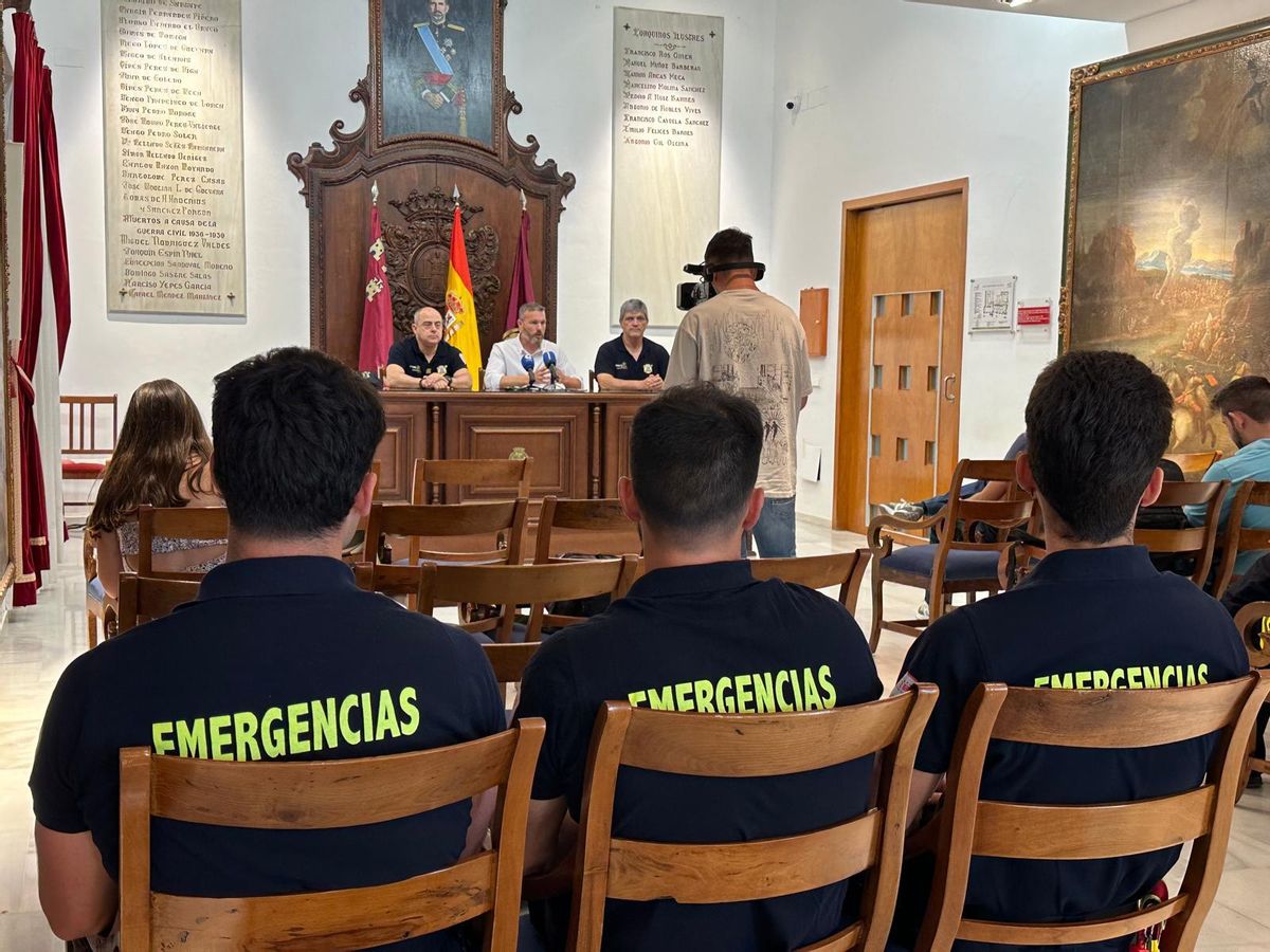 José Martínez daba cuenta de las actuaciones junto a miembros del servicio de Emergencias.