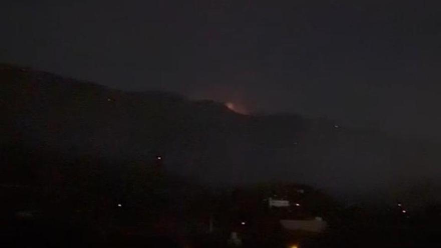 Vista al monte desde Los Garres con varios focos del incendio aún activos
