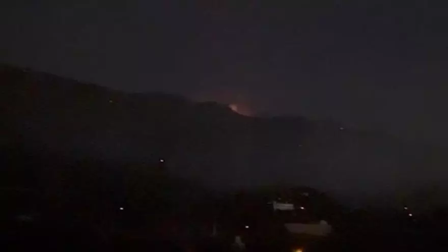 Vista al monte desde Los Garres con varios focos del incendio aún activos