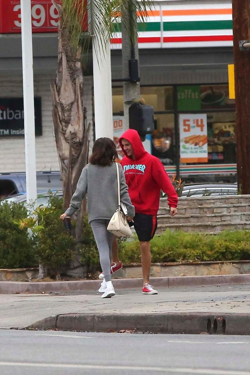 Selena Gomez y Justin Bieber bromean por la calle