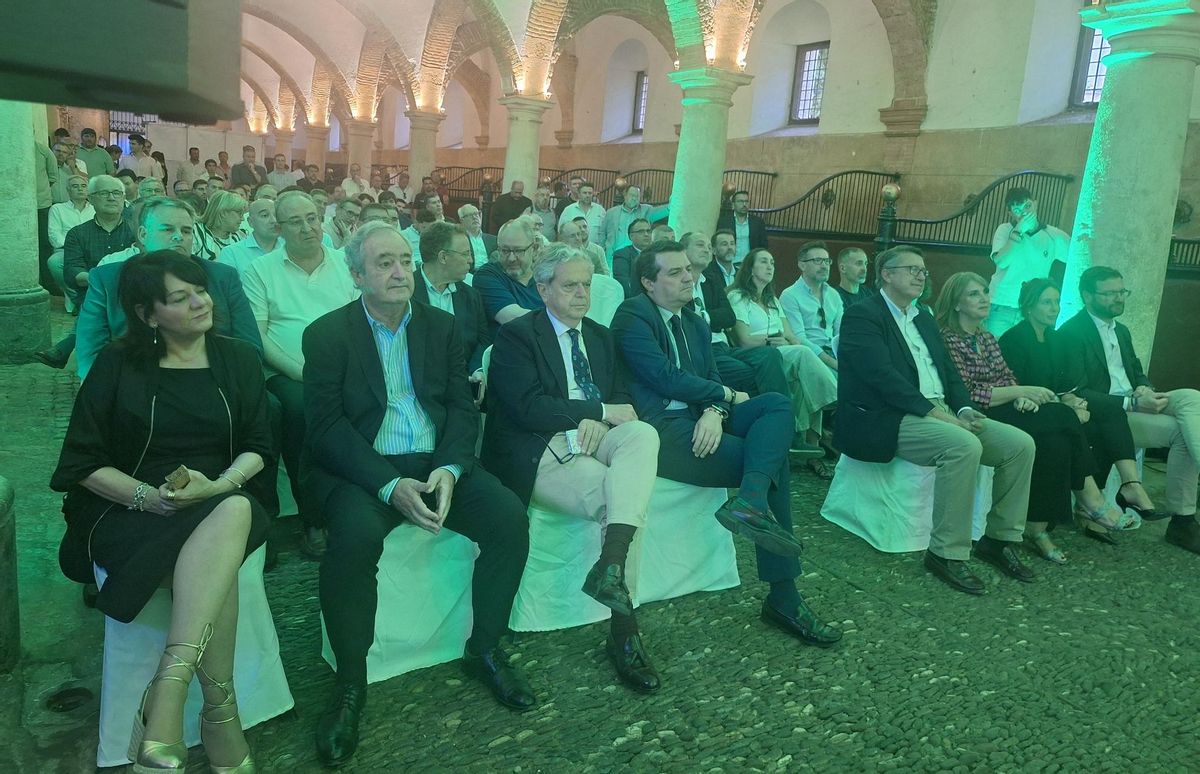 Autoridades asistentes a la presentación, junto a los colaboradores en la carrera.