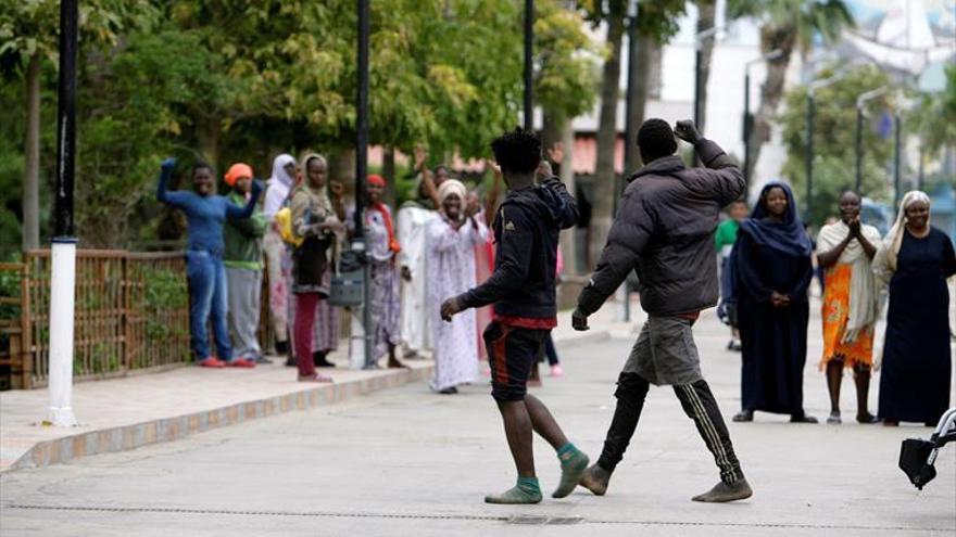 Medio centenar de inmigrantes consigue saltar la valla de Melilla