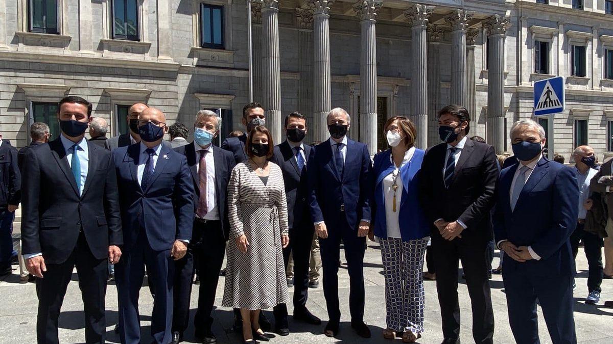 El alcalde de Córdoba, José María Bellido, con alcaldes y dirigentes del PP ante el Congreso.