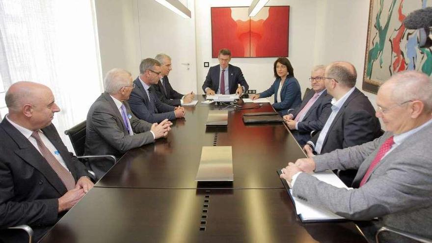 Feijóo, Ángeles Vázquez y Francisco Conde, ayer, con representantes de Feiraco, Os Irmandiños y Melisanto.