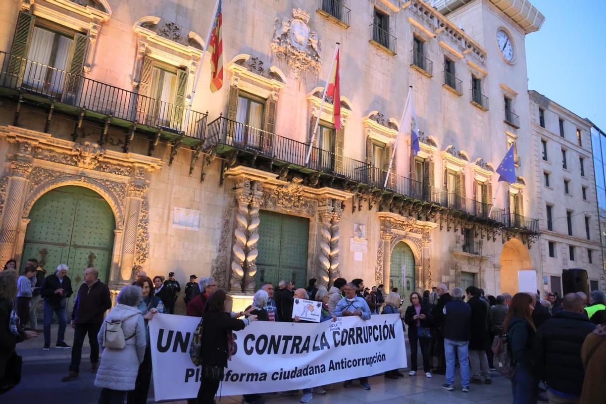 Protesta frente al Ayuntamiento de Alicante por las VPO