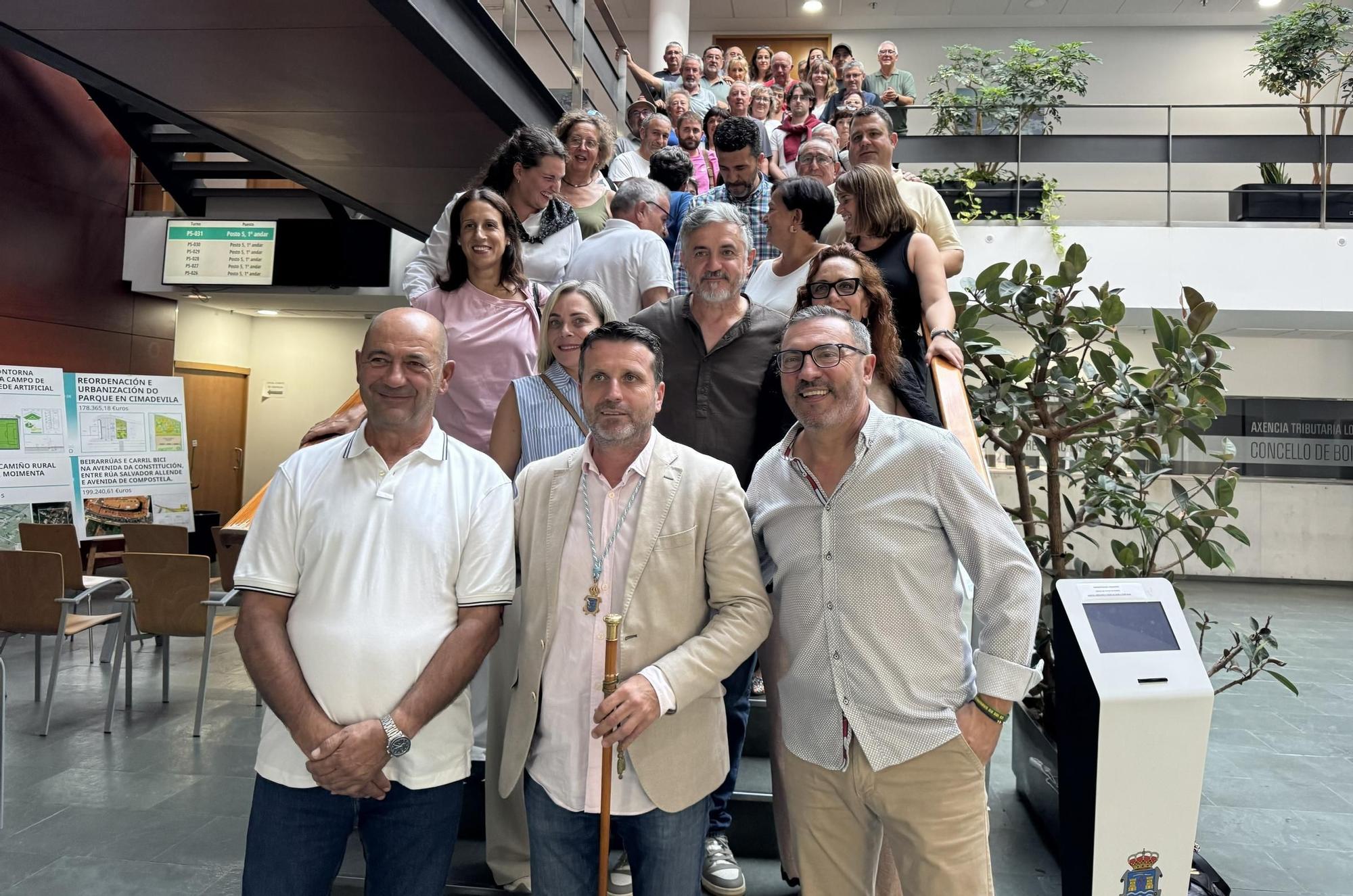 Os alcaldes de Elciego, esqda., e Boiro, centro no acto no que selaron a irmandade.