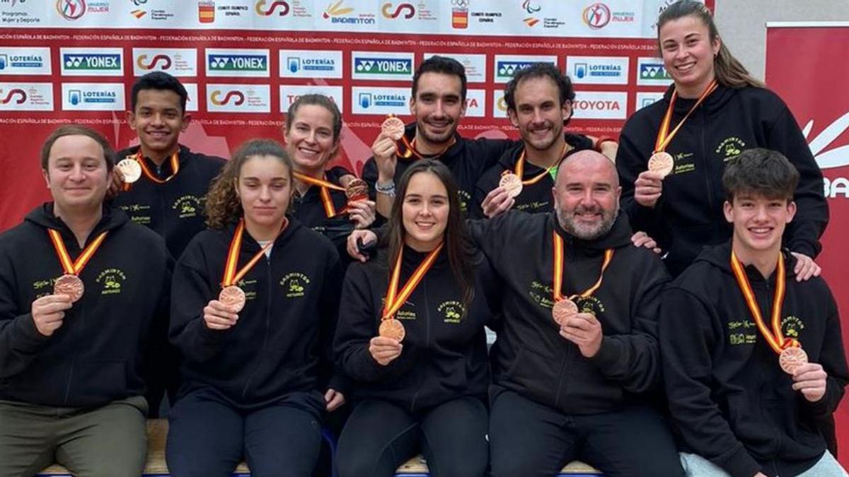 El equipo del Astures con la medalla que acredita su tercera posición. | Astures