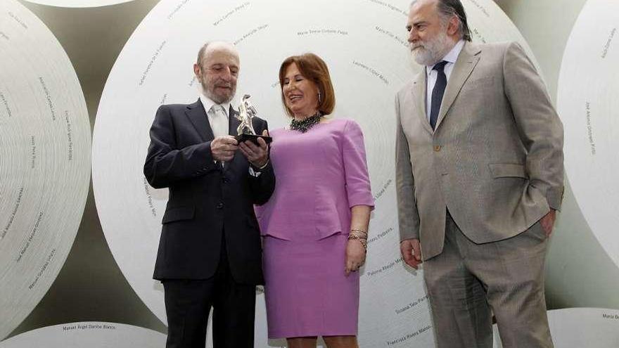 Andrés Aberasturi, junto a Blanca García Montenegro y José de Cora. // El Progreso