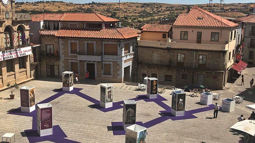 Muestra expuesta en la Plaza Mayor de Fermoselle para promocionar el patrimonio local. | P. F. A.