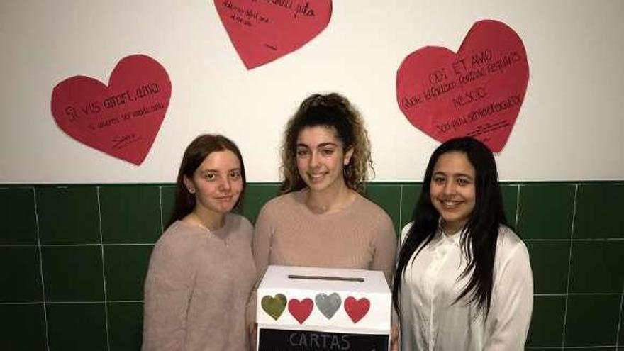 Sandra López, Deba García y Maryam Yahyane, junto al buzón de San Valentín del instituto.