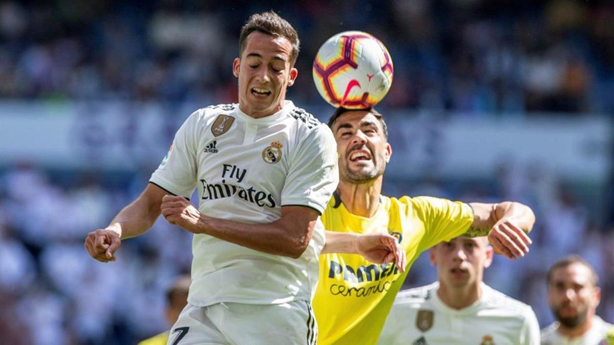 Lucas Vázquez lucha por un balón con Pedraza en el Madrid - Villarreal