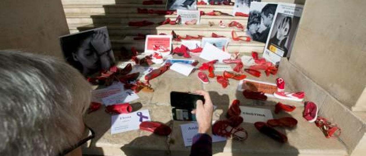 La Subdelegación del Gobierno expone un zapato rojo por cada una las mujeres asesinadas para sensibilizar a la ciudadanía sobre la violencia machista.