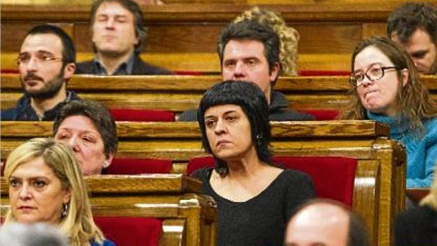 Diputats de la CUP durant el ple del Parlament de dijous.