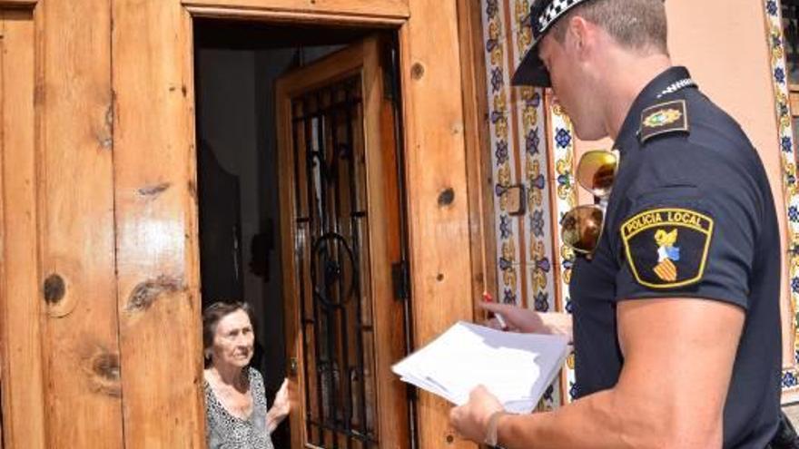 Prevención policial puerta a puerta en Sedaví