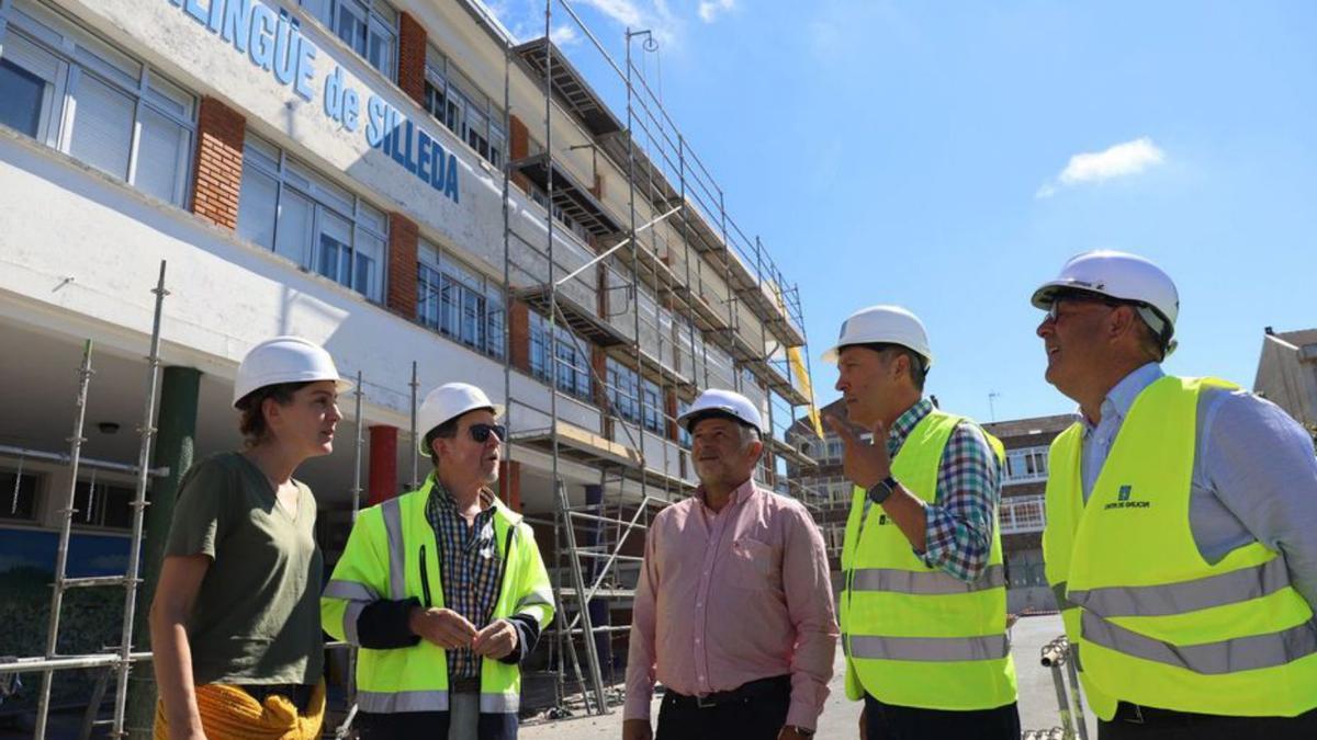 El alcalde de Silleda, 3º izq., con el delegado en Pontevedra, 4º