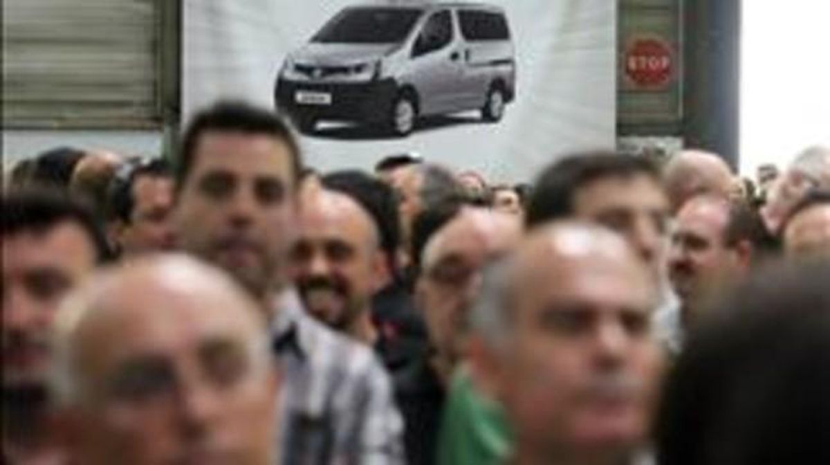 Treballadors de la fàbrica de Nissan de Barcelona en la presentació del model NV200 elèctric. RICARD CUGAT Treballadors de la fàbrica de Nissan de Barcelona en la presentació del model NV200 elèctric. RICARD CUGAT