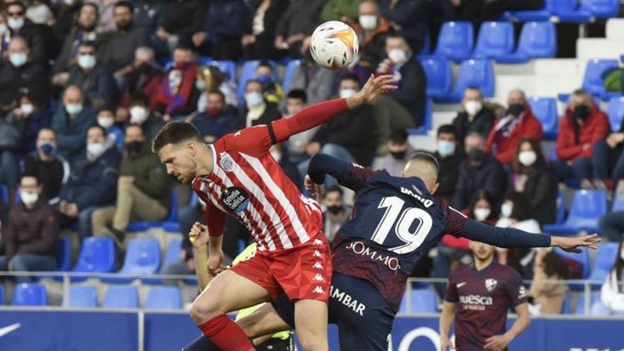 Poveda pugna por un balón con un jugador del Lugo.