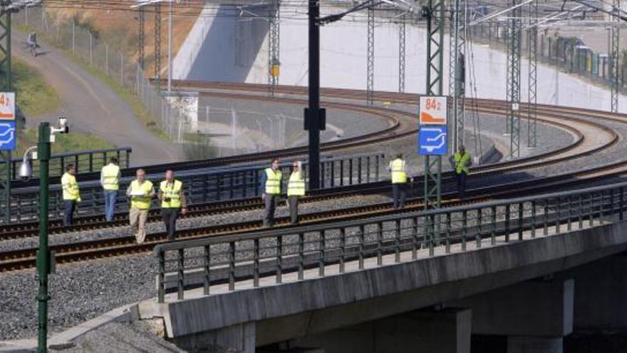 Peritos en la curva de A Grandeira tras el accidente del Alvia en Angrois.