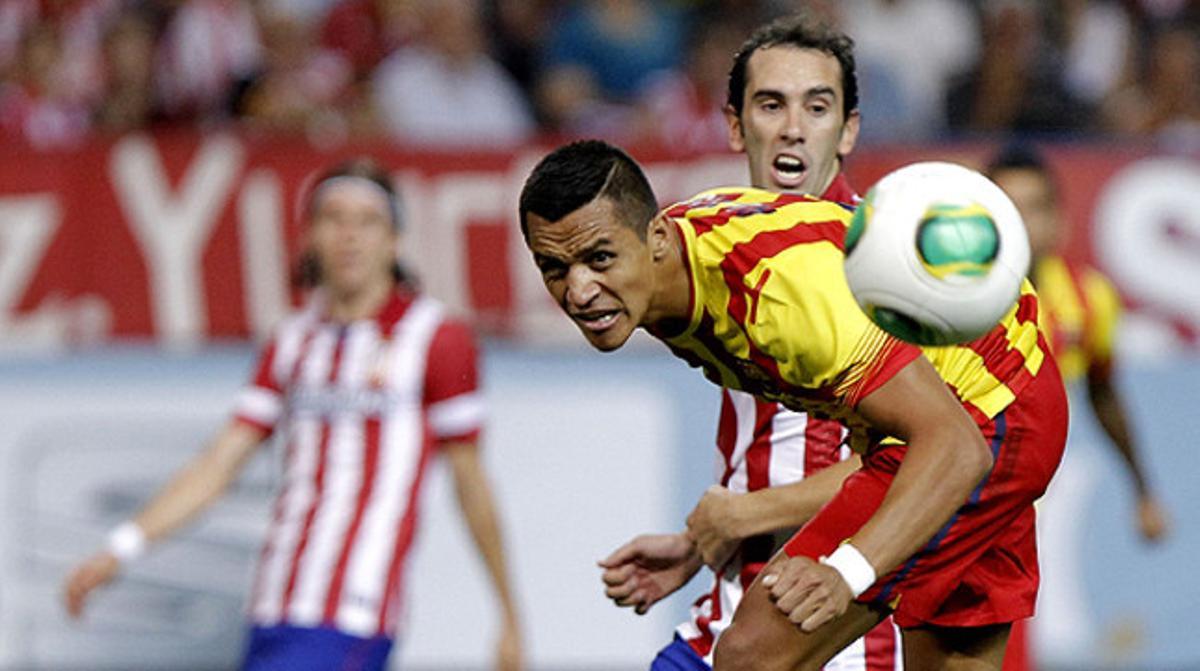 Alexis toca de cap una pilota.