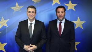 El ministro de Transportes y Movilidad Sostenible, Óscar Puente, y el comisario de Transporte Sostenible y Turismo de la Comisión Europea, Apostolos Tzitzikostas, en Bruselas, a 26 de mayo de 2026.