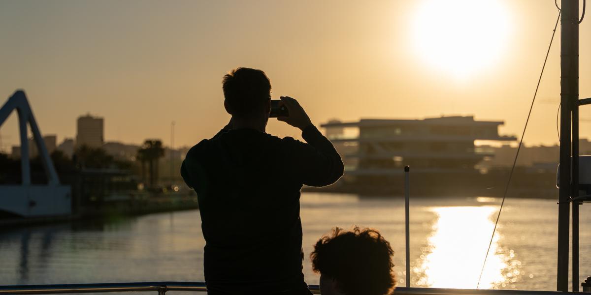 El atardecer tiene una fuerza especial cuando se vive desde el mar.