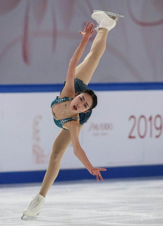 Chen Yihong de China actúa durante el Programa Corto de Damas en el evento de patinaje artístico ISU Grand Prix Cup de China en el suroeste de Chongqing de China.