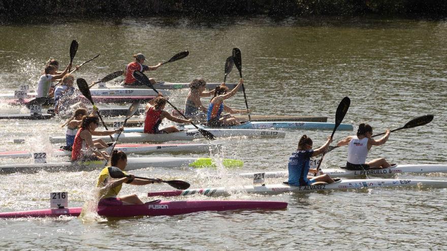 Los aficionados al piragüismo arropan a los palistas en el Duero para el Campeonato de España de Maratón