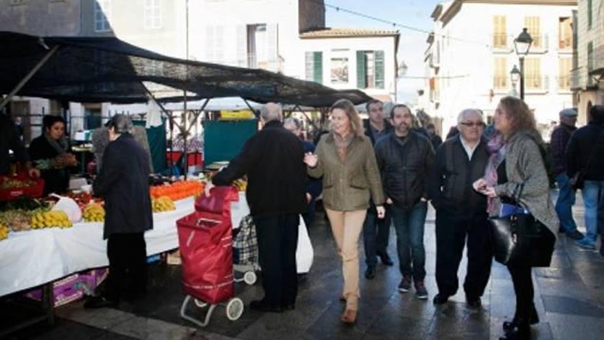 Salom y las autoridades municipales, ayer en el mercado &#039;sineuer&#039;.