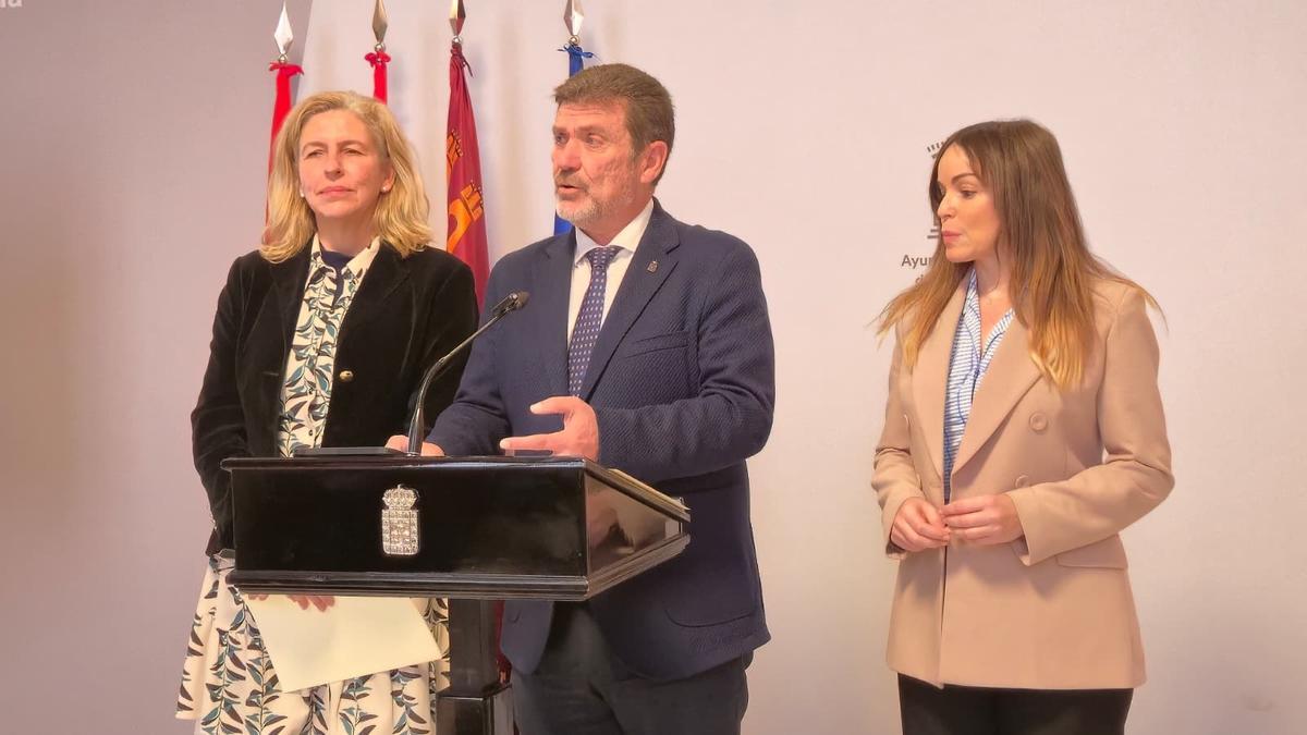 Por orden, los ediles Mercedes Bernabé, Fulgencio Perona y Rebeca Pérez tras la Junta de Gobierno de este viernes.