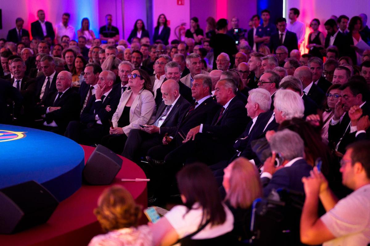 Imagen del Auditori, con Joan Laporta, Rafa Yuste y Javier Tebas en primera fila.