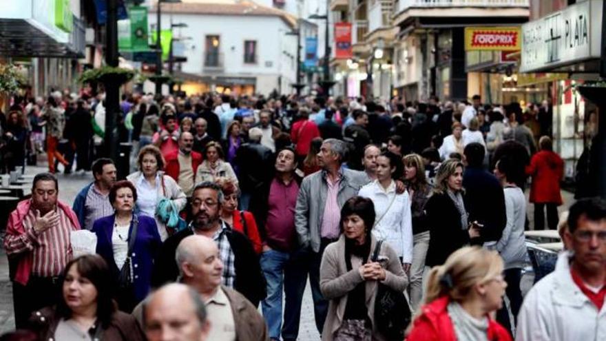 Turistas y viandantes pasean por una de las vías comerciales de Benidorm, esta Semana Santa.