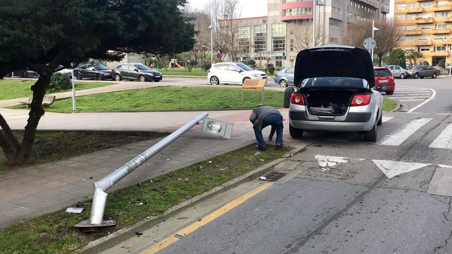 El vehículo con la farola derribada.