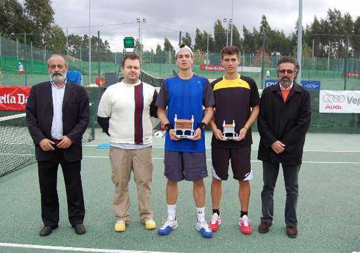 Los finalistas masculinos tras recibir su trofeo. // FdV