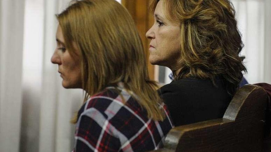 La trabajadora municipal y la alcaldesa, en el juicio. // Brais Lorenzo