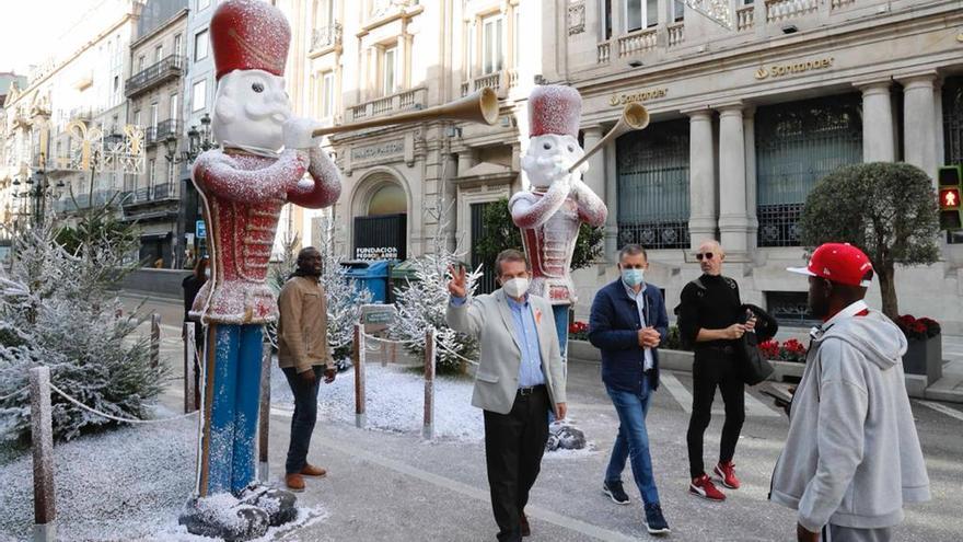 Abel Caballero recorre algunas de las principales atracciones de la Navidad en Vigo el día después del encendido.