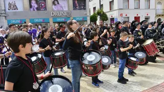 Tamborrada en Elche: Fiesta entre retruenos que une a generaciones