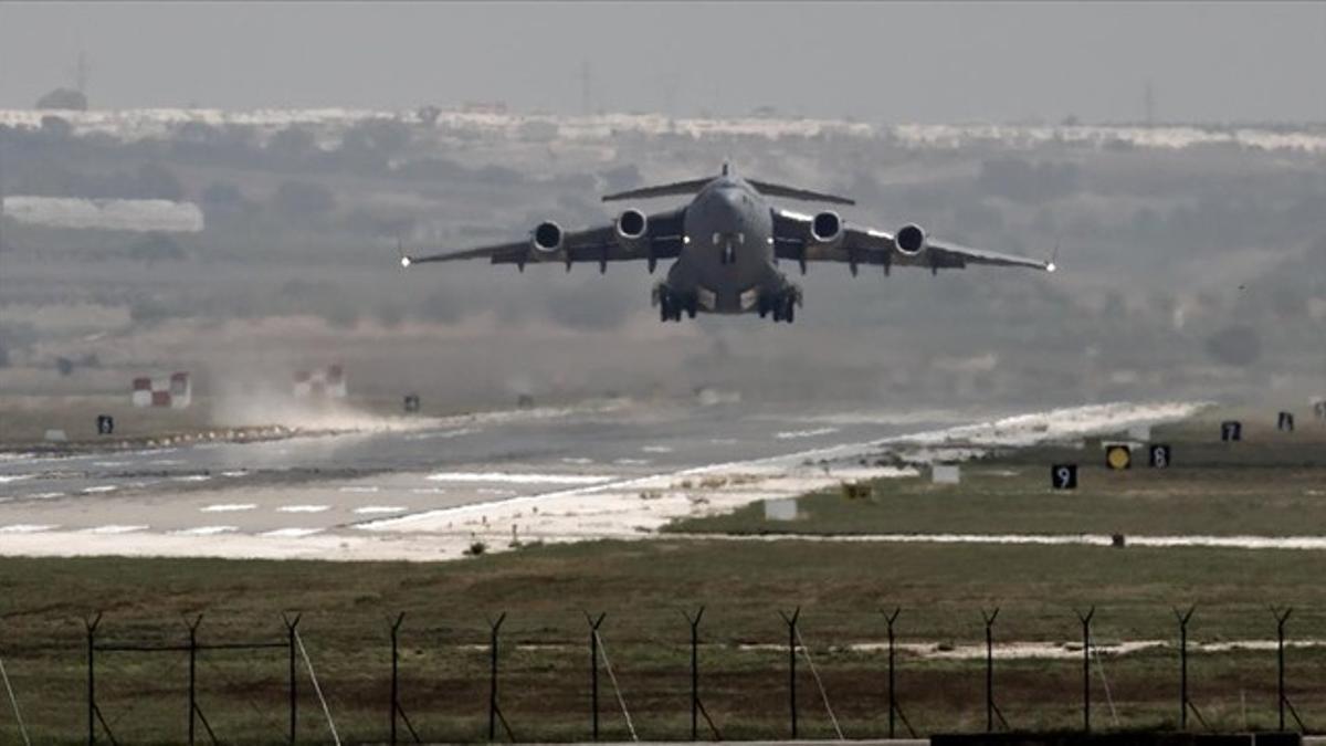 Un avión militar de EEUU despegando.