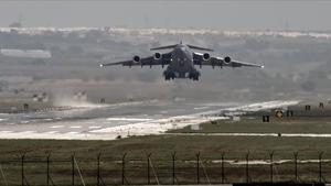 Un avión militar de EEUU despega de una base turca en el 2013.