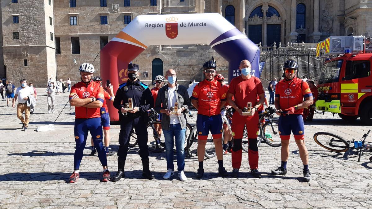 Los bomberos, tras llegar a la catedral de Santiago de Compostela