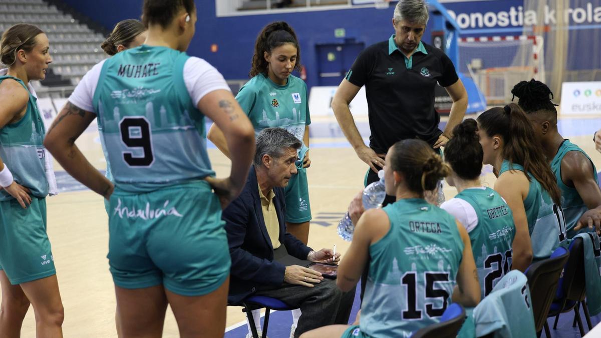 Francis Tom.e junto a sus jugadoras durante un tiempo muerto.