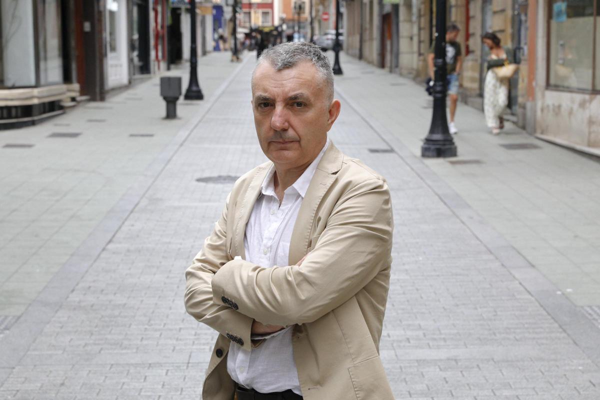 El escritor Manuel Vilas, autor del poemario 'Ciudades en venta'.