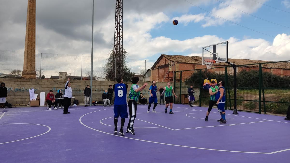 Un partido de las competiciones del Ontibasket en la pista de Pere IV.
