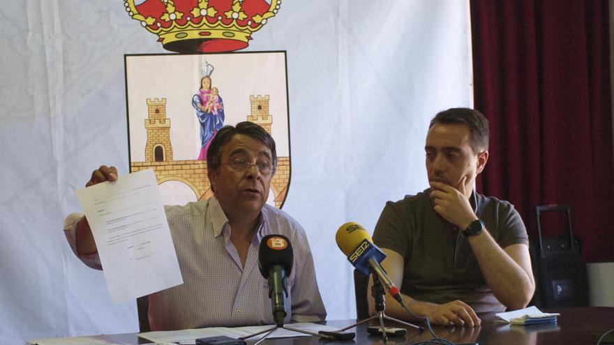 El concejal de Educación Antonio Vega y el alcalde Luciano Huerga durante la presentación.