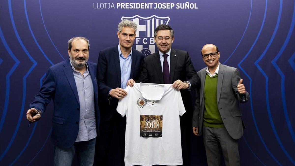 El presidente del FC Barcelona, Josep Maria Bartomeu, con Ferran Llopart, Jordi Monge y David Griera, de IPSI Runners