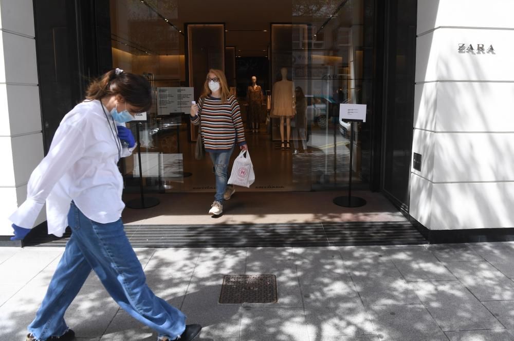 entre las tiendas que se abren este jueves se encuentra la situada en la calle Juan Flórez de A Coruña, la primera tienda que Amancio Ortega abrió con la marca Zara en 1975.